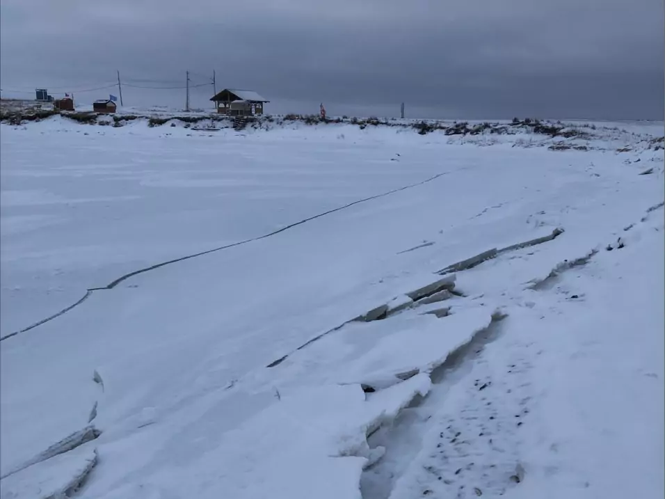 qunnik - crack in shoreline ice