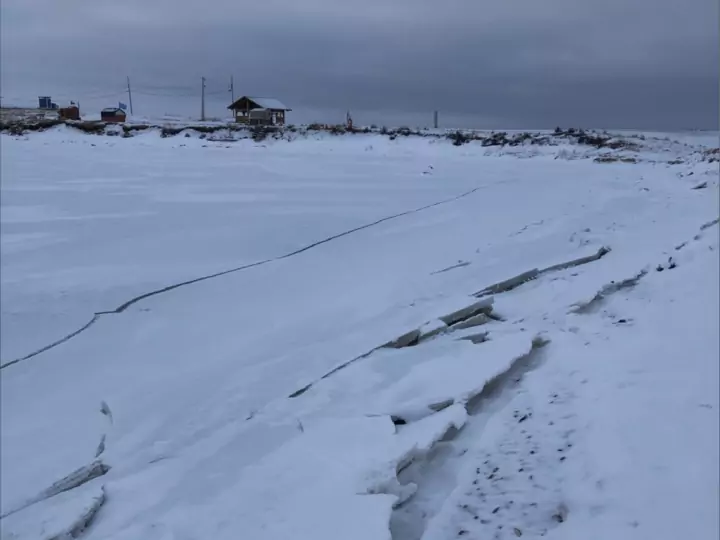 qunnik - crack in shoreline ice